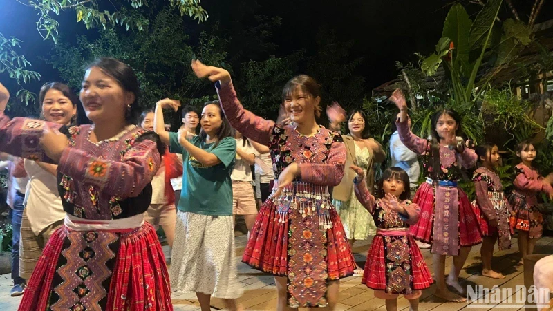 游客在山罗省云湖县云湖乡旅游目的地体验蒙族人的典型民间舞蹈。
