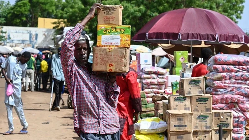 人们在尼日尔尼亚美市场上搬运食物。（图片来源：越通社）
