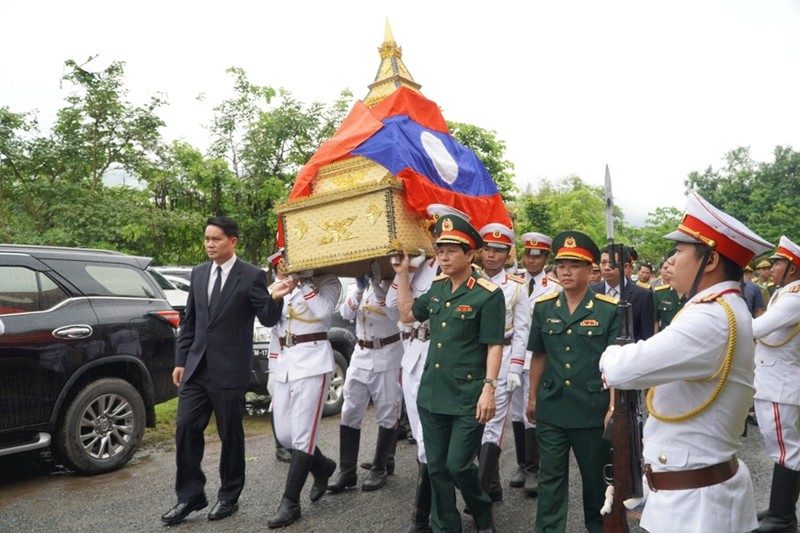 在老挝北部6省的越南志愿军和军事专家遗骸移交仪式。（图片来源：qdnd.vn）