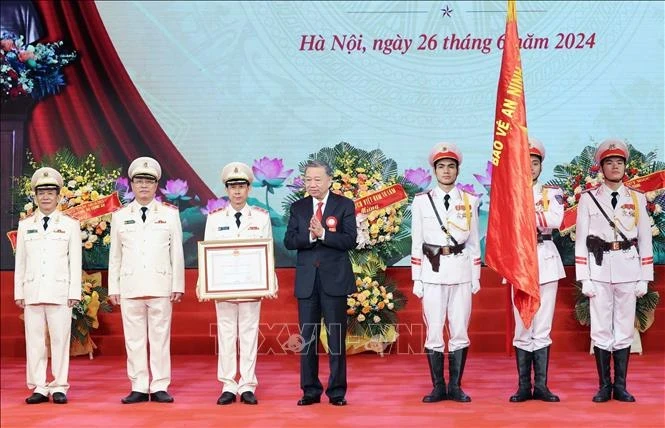 苏林主席向业务技术力量授予二级战功勋章。（图片来源：越通社）