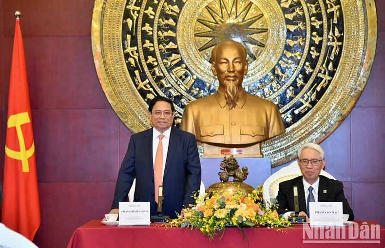 越南政府总理范明正会见越南驻中国大使馆工作人员。