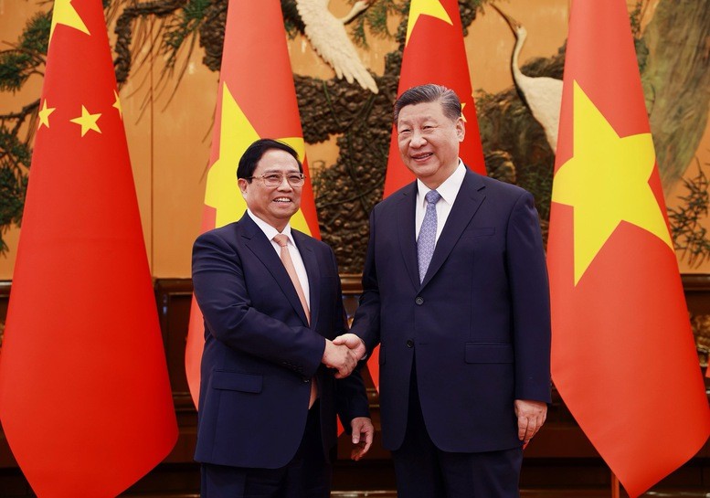 越南政府总理范明正会见中共中央总书记、中国国家主席习近平。（图片来源：baochinhphu.vn）