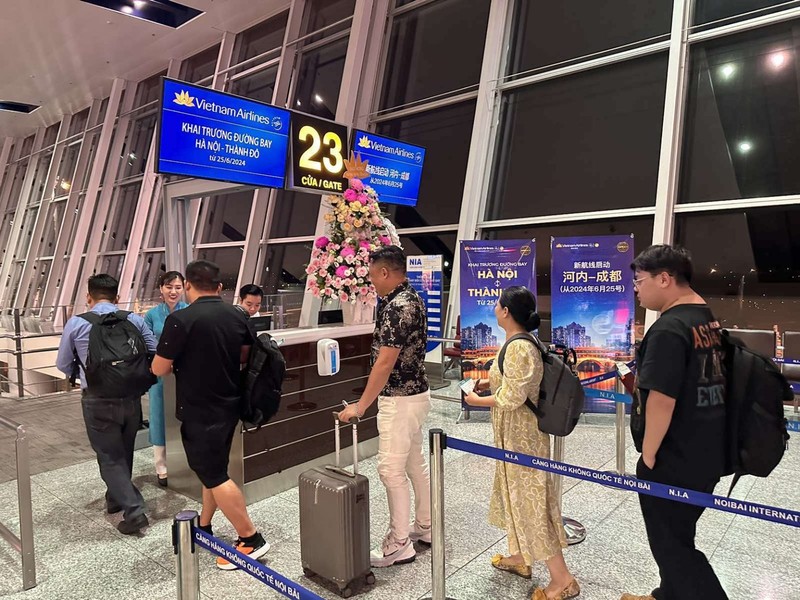 从越南河内市飞往中国成都的乘客办理手续。（图片来源：spirit.vietnamairlines.com）