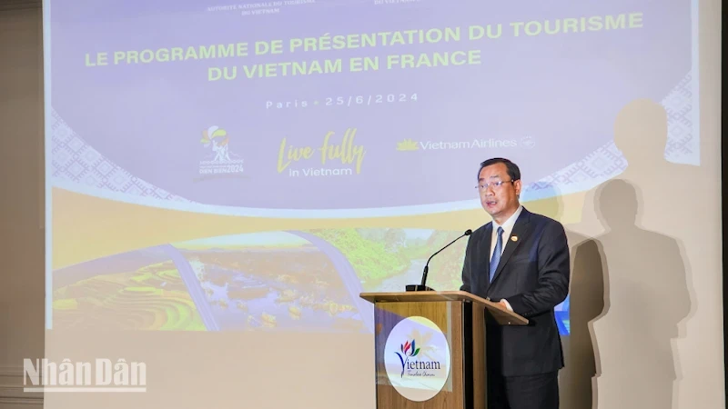 越南国家旅游局局长阮重庆发表讲话。