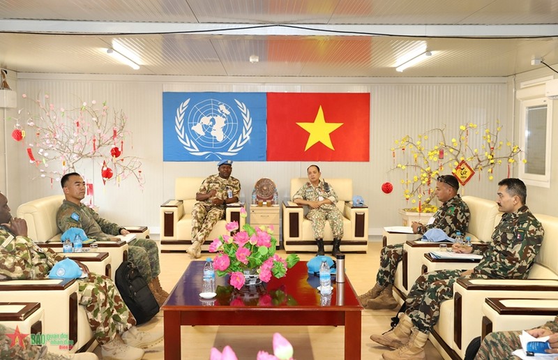 联阿安全部队特派团工作代表团与越南工兵队指挥部召开工作会议。（图片来源：qdnd.vn）