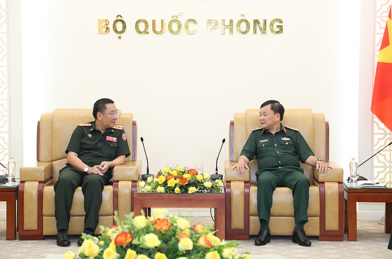 黄春战上将会见老挝驻越国防武官旺赛·印塔堪大校。（图片来源：mod.gov.vn）