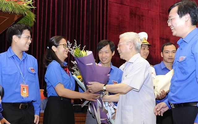 阮富仲总书记和模范青年党员。（图片来源：thanhdoan.hochiminhcity.gov.vn）