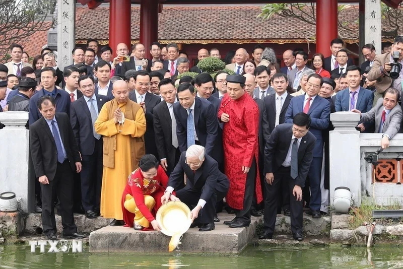 阮富仲总书记和侨胞参加2019年家乡之春活动。（图片来源：越通社）