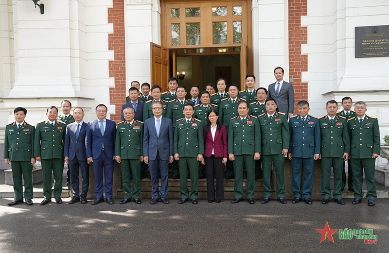 越南国防部高级代表团和越南驻俄罗斯大使馆干部人员合影。（图片来源：qdnd.vn）