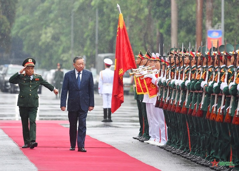 越共中央总书记、国家主席苏林检阅仪仗队。