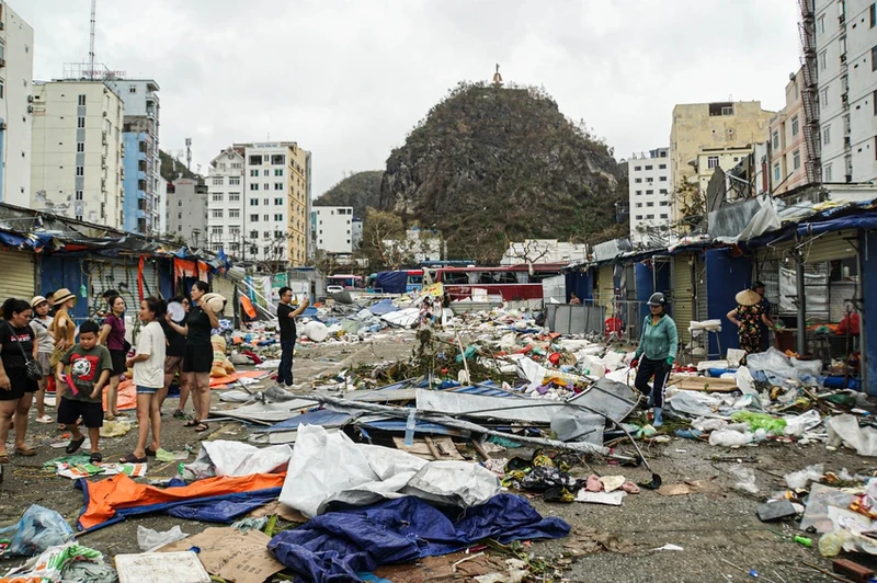 附图：越南多地方遭受第三号台风严重影响。