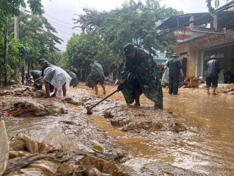 附图：越南多地方正在努力克服暴雨造成的后果。