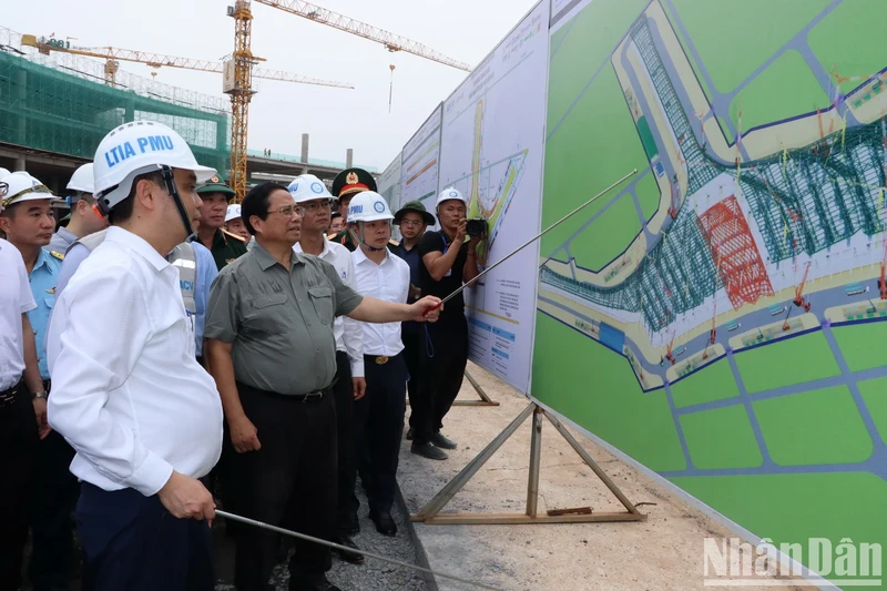 范明正总理视察隆城国际航空港施工进度。