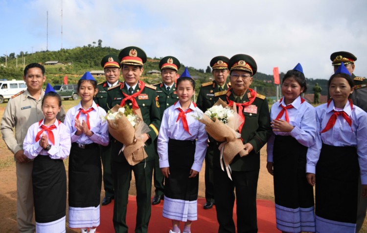 潘文江大将，占沙蒙·占雅拉大将和巴航小学和初中学校学生。（图片来源：quankhu2.vn）