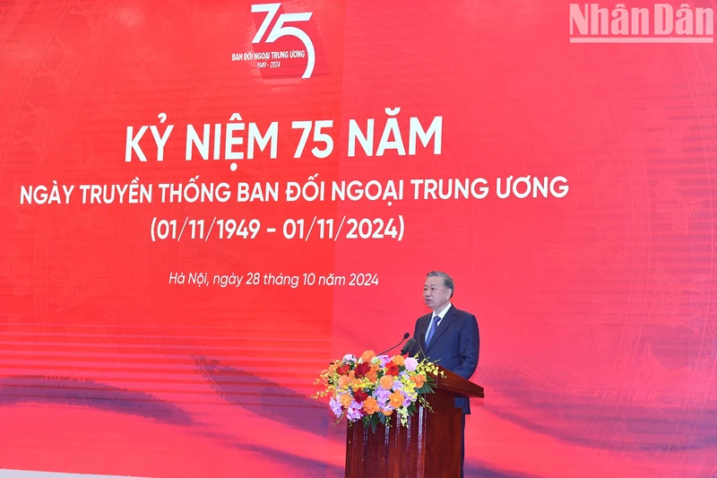 越共中央总书记苏林在越共中央对外部传统日75周年发表讲话。