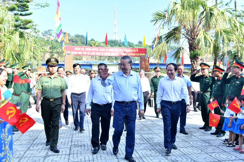 越共中央总书记苏林莅临海防市白龙尾岛县调研。