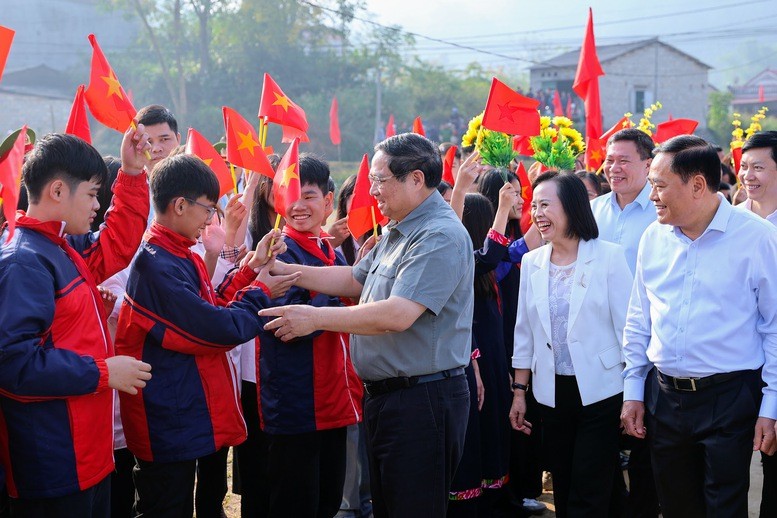 范明正总理和出席全民族大团结日活动的当地人民。（图片来源：baochinhphu.vn）