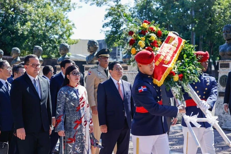 越南政府总理范明正和夫人前往多米尼加立国领导纪念区敬献鲜花。