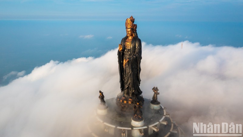 西宁省黑婆山。