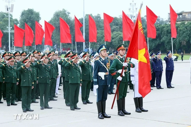 代表们向国旗敬礼。（图片来源：越通社）