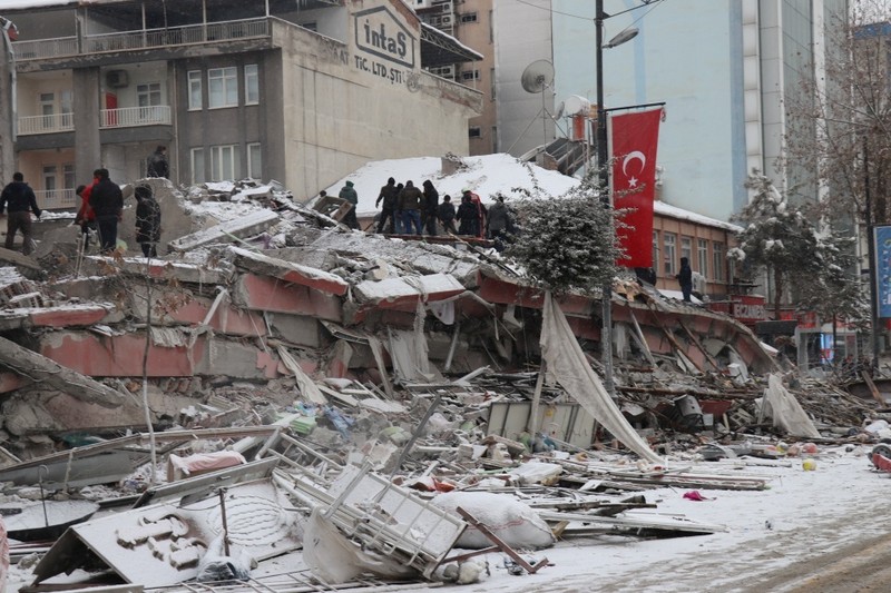 救援力量在土耳其马拉蒂亚一处倒塌的建筑展开搜救工作。（图片来源：Ihlas News Agency）