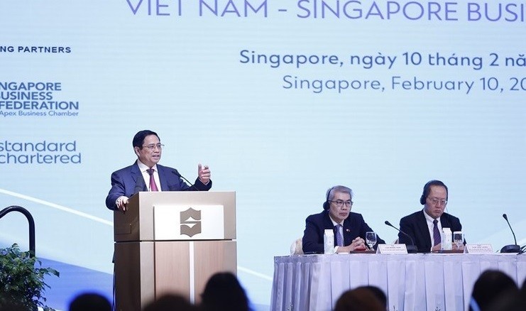范明正总理在越南新加坡企业论坛上发表讲话。（图片来源：越通社）