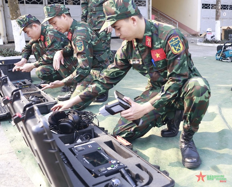 越南人民军救援队队员赴任前检查设备。（图片来源：越南人民军报）
