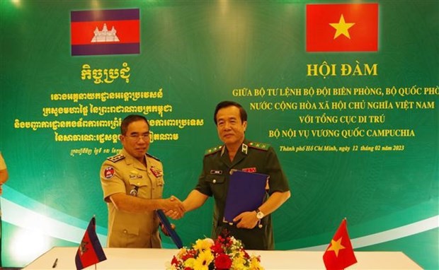 越南边防司令部司令黎德泰中将（右）和柬埔寨内政部移民总局局长科斯·占塔里斯大将（左）。（图片来源：越通社）