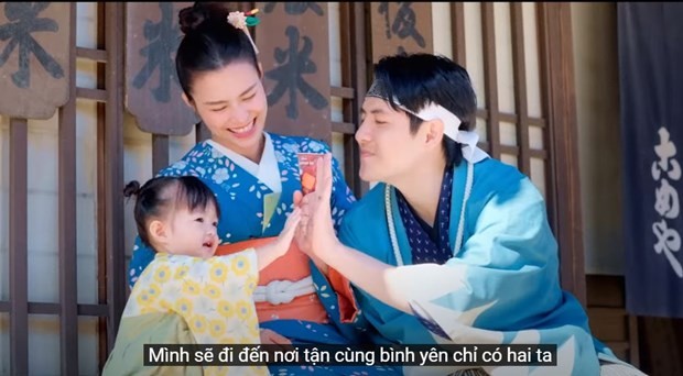 越南女歌手东儿及其丈夫商人翁高胜和女儿温妮全家被任命为日本旅游大使。（短片截图）