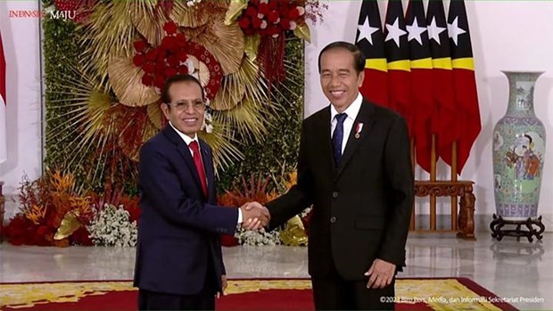 印尼总统維多多（右）同东帝汶总理鲁阿克握手。（图片来源：tempo.co）