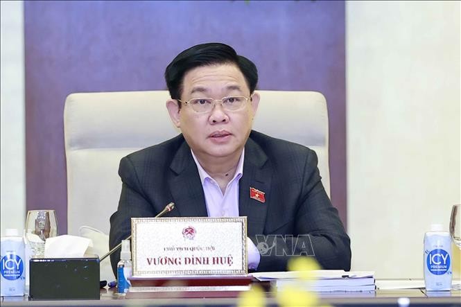 国会主席王廷惠发表总结讲话。（图片来源：越通社）