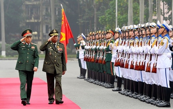 潘文江大将举行仪式，欢迎柬埔寨副首相兼国防大臣迪班大将对越南进行正式访问。