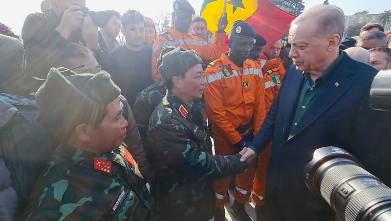 土耳其总统埃尔多安到安塔基亚，向越南等各国和国际组织救援力量表示感谢。