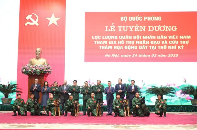 赴土耳其开展地震救援的越南人民军救援队表彰大会在河内举行