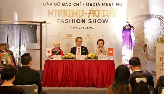和服-奥黛时装秀组委会2月28日在河内召开新闻发布会，介绍时装秀的相关内容。（图片来源：baodautu.vn）