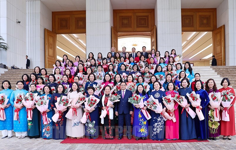 范明正总理和女性代表们合影。