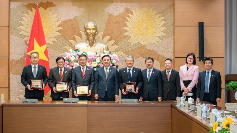 国会主席王廷惠与日本经济团体联合会代表团合影。