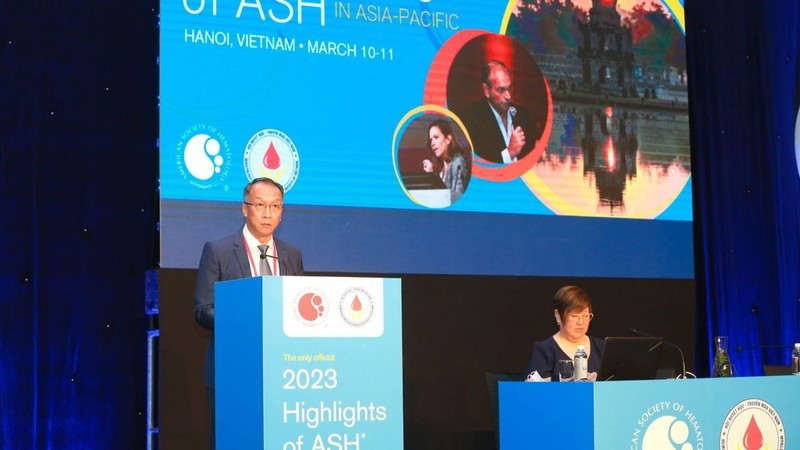 越南血液学与输血协会主席白国庆博士发表讲话。