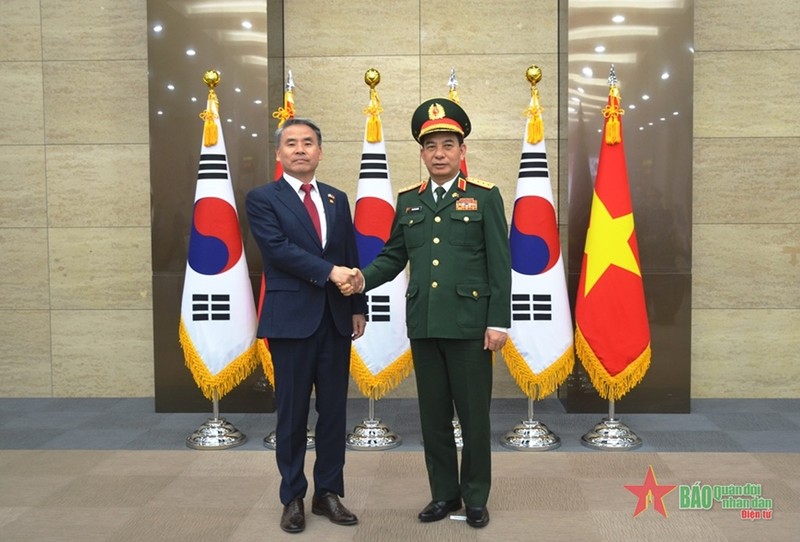 越南国防部长潘文江与韩国国防部长李钟燮会谈前握手。