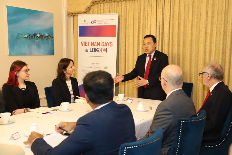 越南驻英国大使阮黄龙主持座谈会。