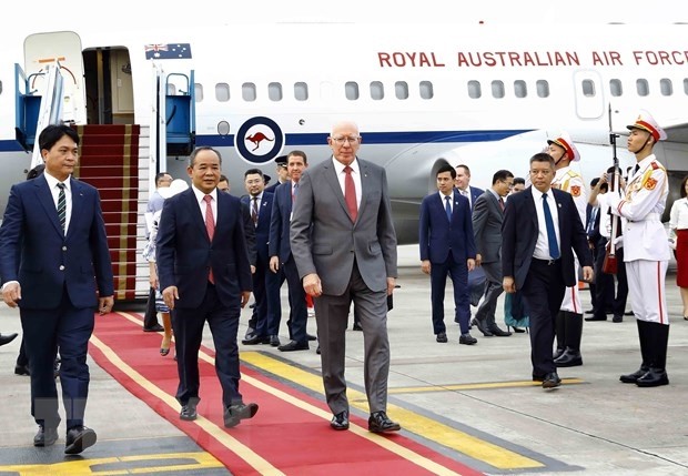越南国家主席办公厅主任黎庆海在内排机场迎接澳大利亚总督戴维·赫尔利。