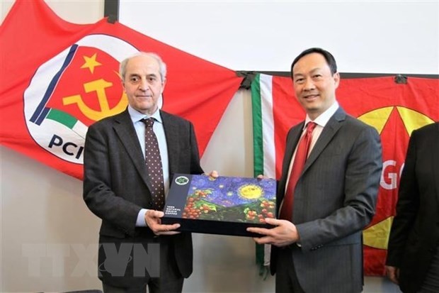 越南驻意大利大使杨海兴向意大利共产党全国书记毛罗·阿尔博雷西送纪念品。