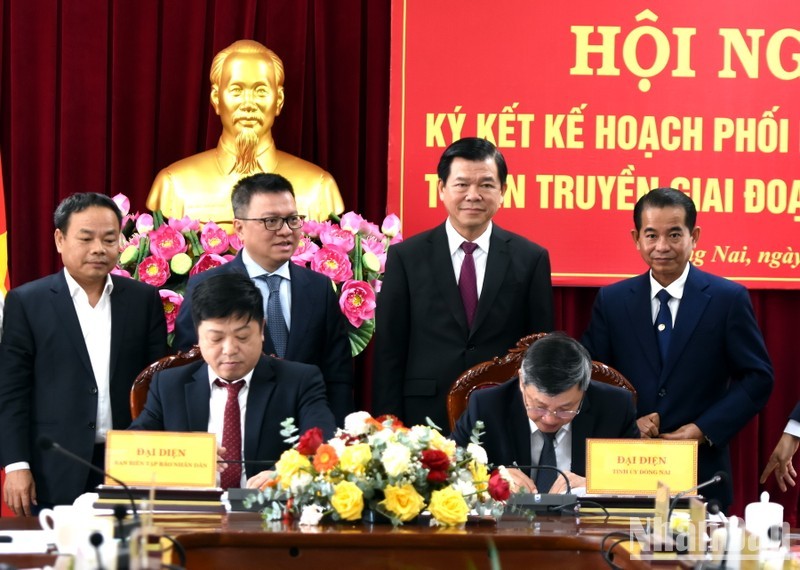 同奈省与《人民报》社2023-2025年宣传联合工作计划签字仪式。