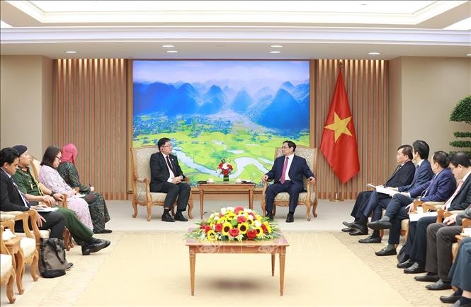越南政府总理范明正会见马来西亚驻越南大使陈扬泰。