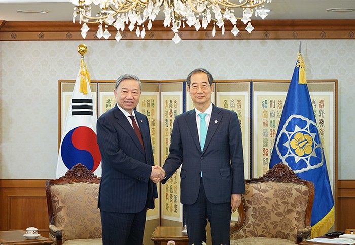 苏林大将同韩德洙总理握手。