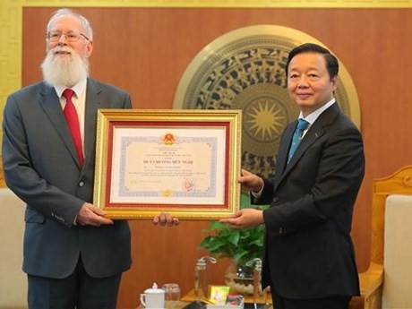 越南政府副总理兼自然资源与环境部长陈红河向迈克·帕森斯博士授予友谊徽章。