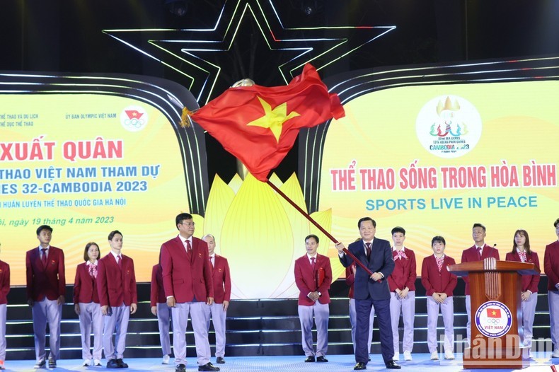 第32届东南亚运动会越南体育代表团出征仪式4月19日晚在河内国家体育训练中心举行。（峰山 摄）