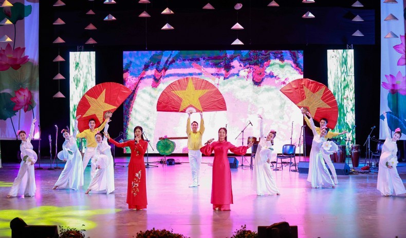 政治文艺晚会越南歌舞节目。