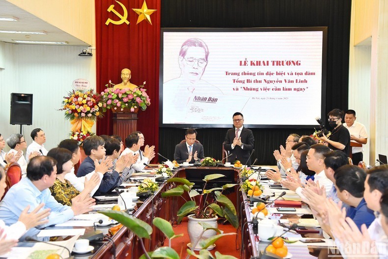 《人民报》自主策划的《阮文灵总书记与“当务之急” 》专栏正式亮相。