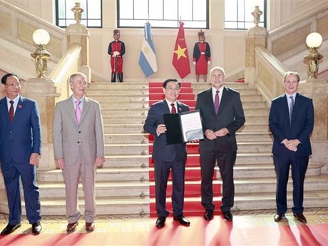 圣菲省省长奥马尔·佩罗蒂向王廷惠授予名誉嘉宾称号。（图片来源：越通社）